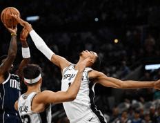 NBA常规赛：文班亚马首秀15分5犯 东契奇33+14+10独行侠逆转马刺