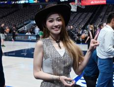 NBA国内女热搜走红，身材与颜值不输美娜，她有点神秘！