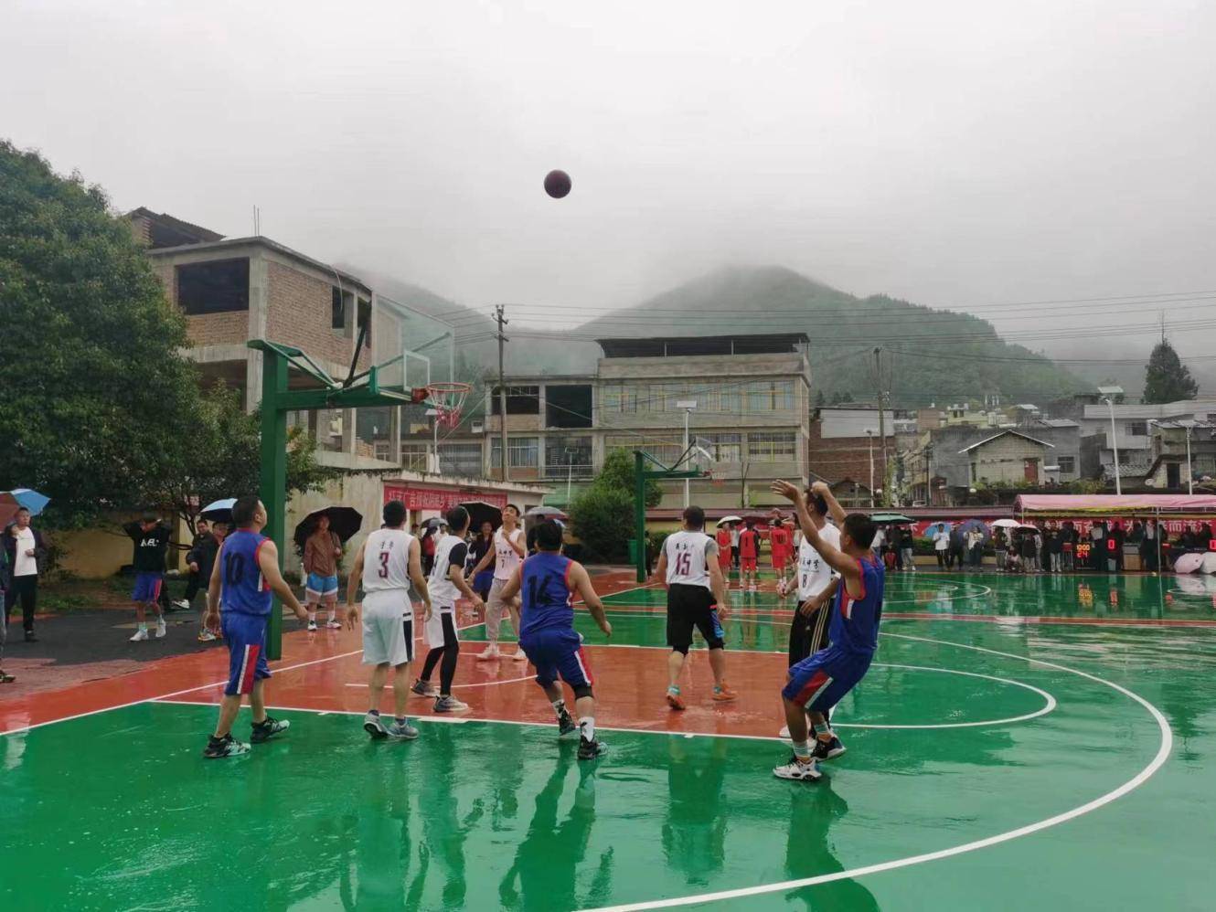 七星关区阴底乡：“美丽乡村”篮球赛雨中开打