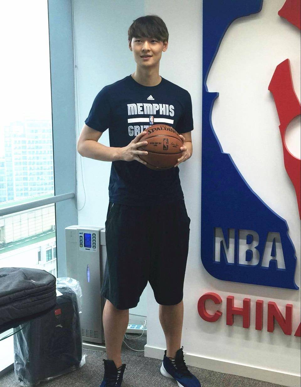 王哲林在2016年被NBA灰熊队选中，当时为何他拒绝前往？