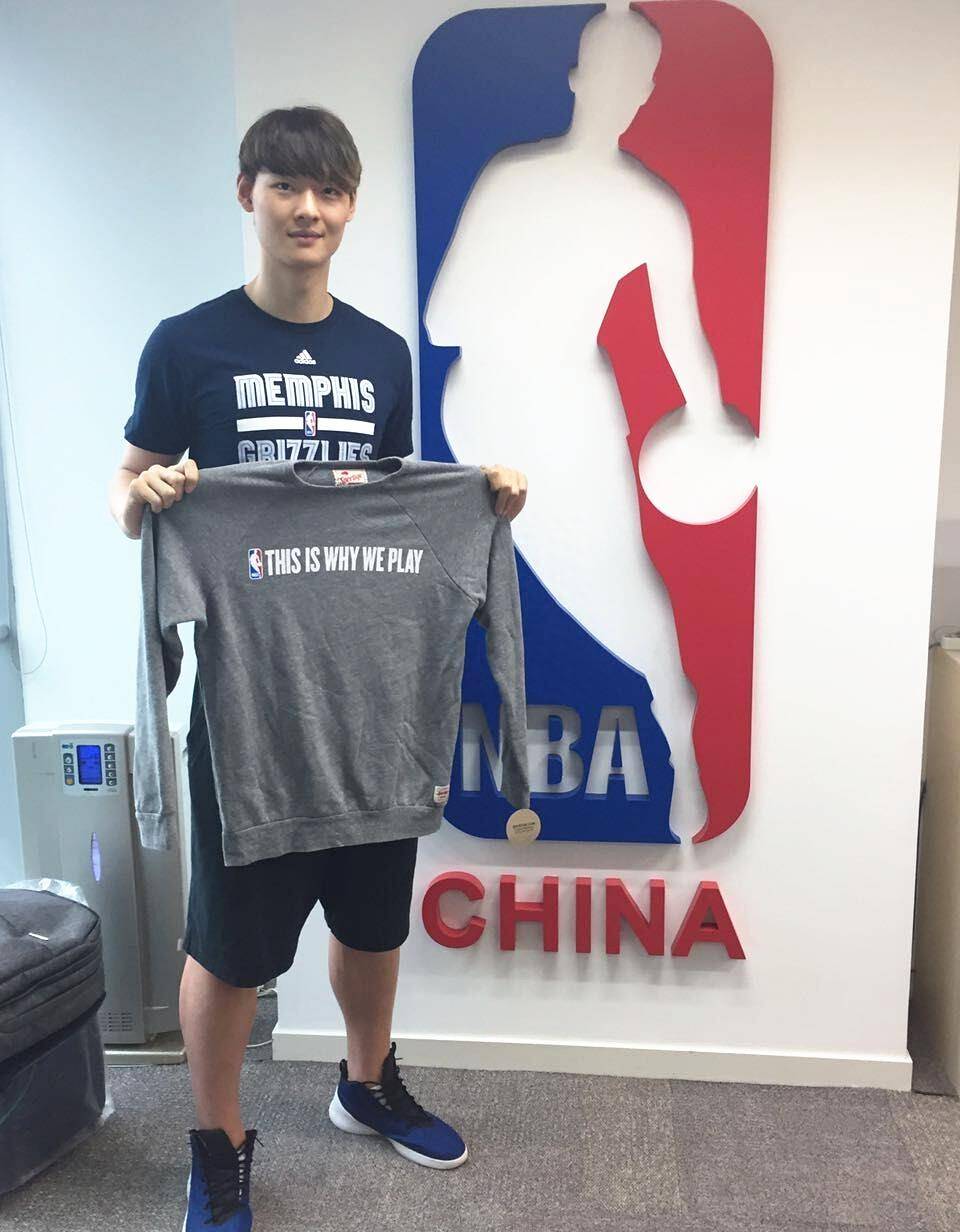 王哲林在2016年被NBA灰熊队选中，当时为何他拒绝前往？