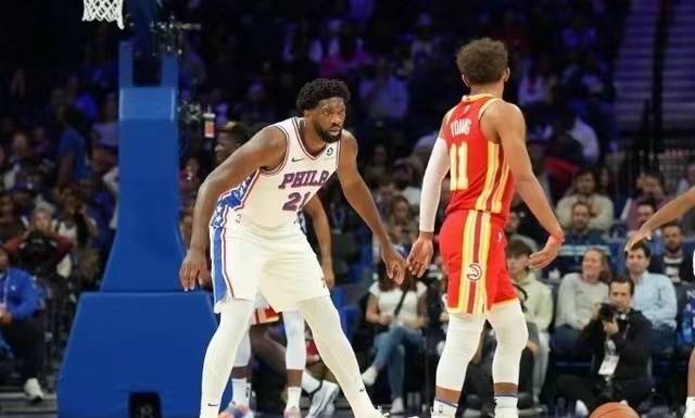 NBA季前赛76人大逆转老鹰队，恩比德首秀低迷12中3轰21+5